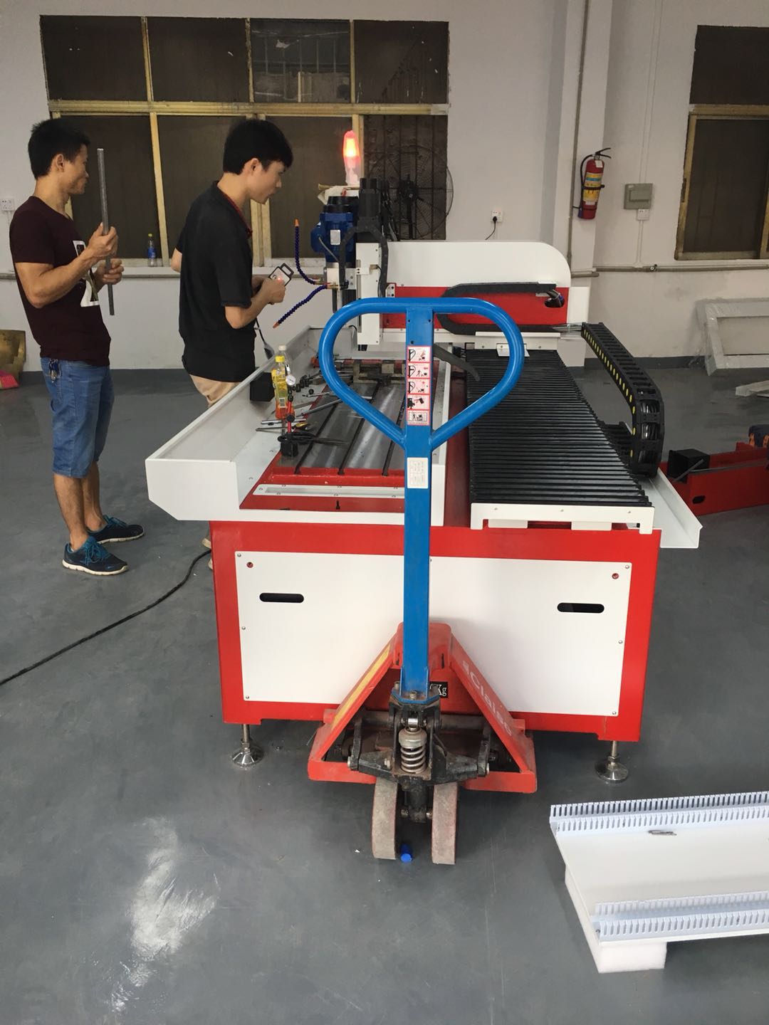 數(shù)控自動(dòng)鉆孔機(jī)出貨山東！